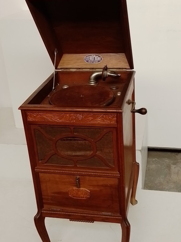 Antieke stenophone in meubel